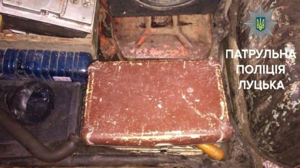 У Луцьку зловили чоловіків, які зливали бензин з машин