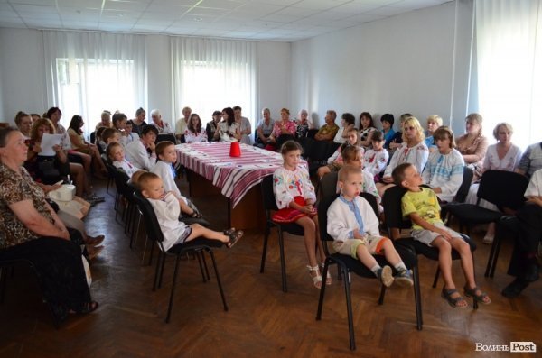 Дітей навчали вишивати собі сорочки-обереги. ФОТО