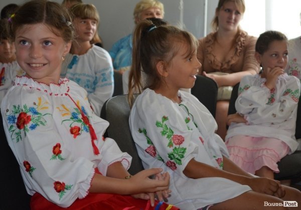 Дітей навчали вишивати собі сорочки-обереги. ФОТО