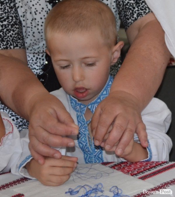 Дітей навчали вишивати собі сорочки-обереги. ФОТО