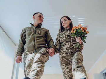 Захищають удвох Україну: на Волині одружилась закохана пара військових. ФОТО