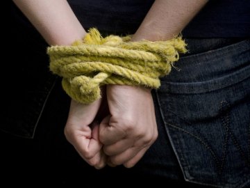Били і катували: під Луцьком у підвалі утримували двох заручників, – ЗМІ