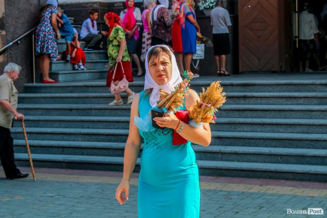 Різнобарв’я квітів та запашний мед: як у Луцьку святять «маковійчики». ФОТО