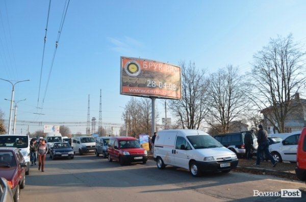 Чому на луцькому авторинку паркуються хаотично. ФОТО. ВІДЕО