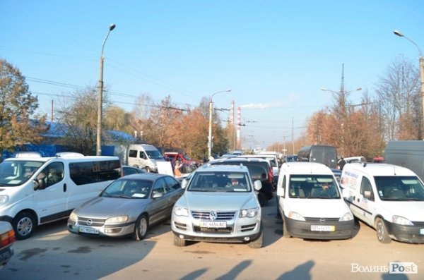 Чому на луцькому авторинку паркуються хаотично. ФОТО. ВІДЕО