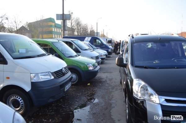 Чому на луцькому авторинку паркуються хаотично. ФОТО. ВІДЕО
