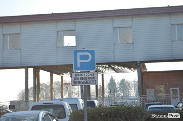 Чому на луцькому авторинку паркуються хаотично. ФОТО. ВІДЕО