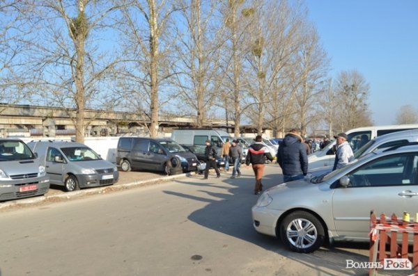 Чому на луцькому авторинку паркуються хаотично. ФОТО. ВІДЕО