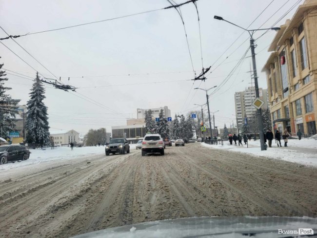 Луцьк замітає снігом. ФОТО