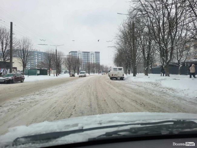 Луцьк замітає снігом. ФОТО