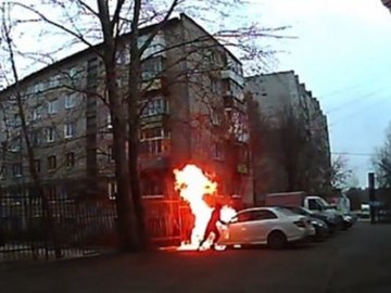 У Росії чоловік, який хотів спалити чуже авто, загорівся сам