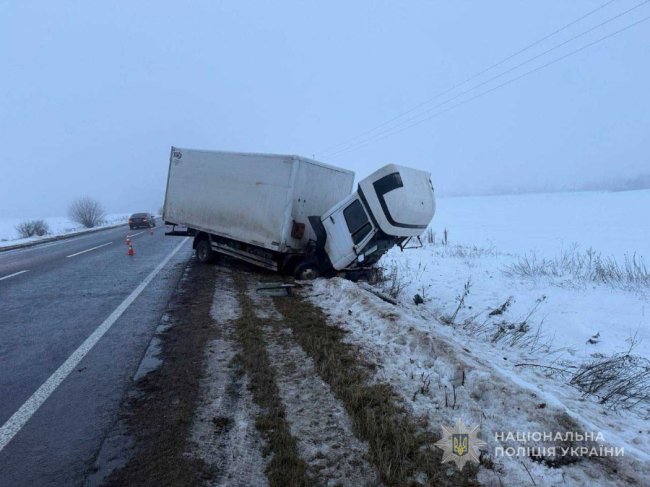 Смертельна аварія на Волині: водій вантажівки, здійснюючи обгін, зіткнувся з авто