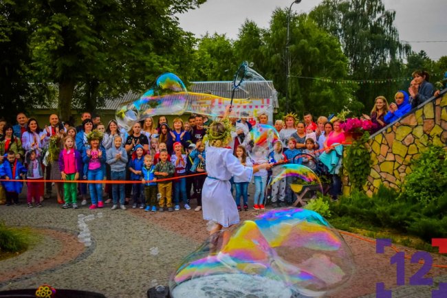 Плетіння вінків та показове годування тварин: як минула ніч у луцькому зоопарку. ФОТО