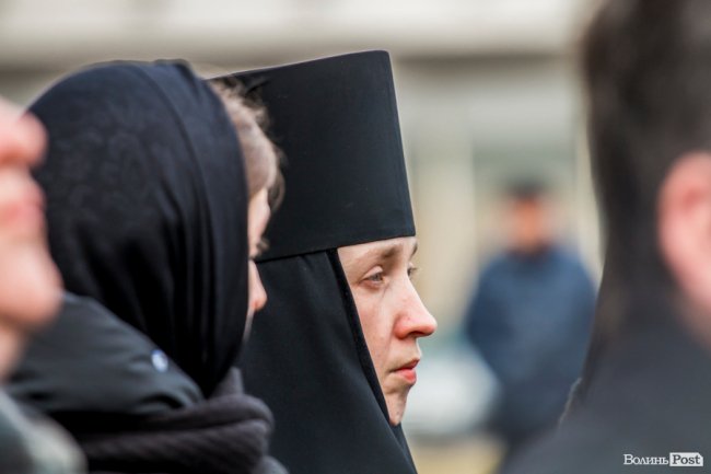 «Силою нашу церкву ніхто не забере»: як у Луцьку прихильники УПЦ (МП) на майдан вийшли. ФОТОРЕПОРТАЖ