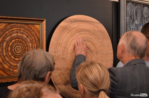 У Луцьку відкрилася виставка картин, які можна «читати» руками. ФОТО