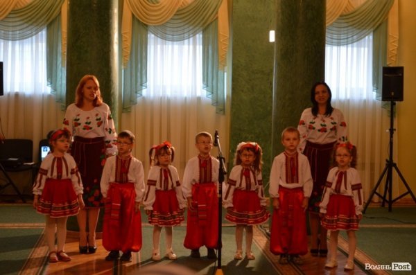 У Луцьку відкрилася виставка картин, які можна «читати» руками. ФОТО