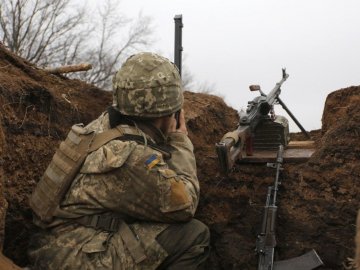 На Донбасі бойовик напав на українського військового
