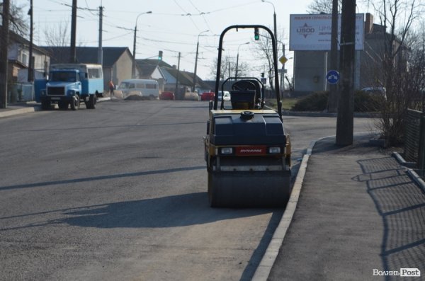 Новий асфальт – старі проблеми: Романюк похвалився відремонтованою дорогою. ФОТО