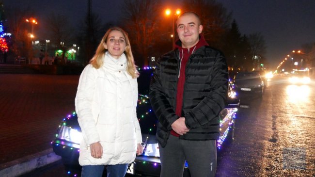 Святковий настрій на колесах: волинянин прикрасив свою автівку гірляндами, щоб дарувати людям радість. ФОТО