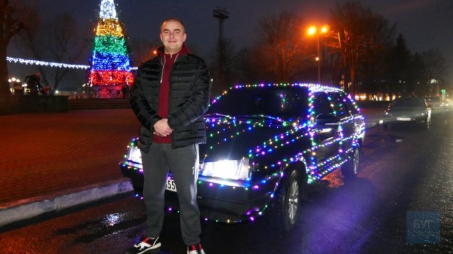 Святковий настрій на колесах: волинянин прикрасив свою автівку гірляндами, щоб дарувати людям радість. ФОТО