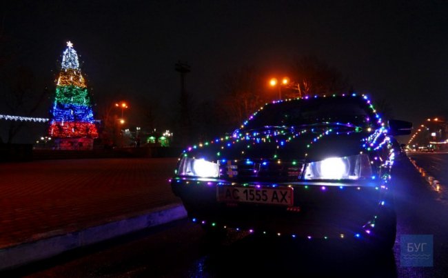Святковий настрій на колесах: волинянин прикрасив свою автівку гірляндами, щоб дарувати людям радість. ФОТО
