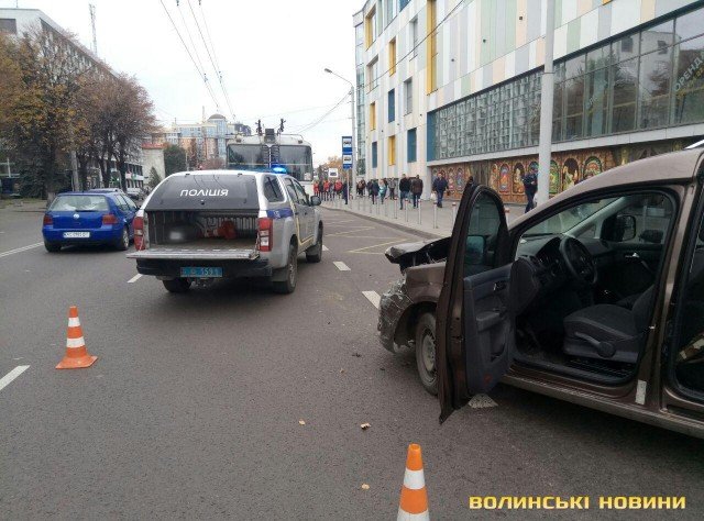 Аварія у Луцьку: Volkswagen зіткнувся з тролейбусом. ФОТО