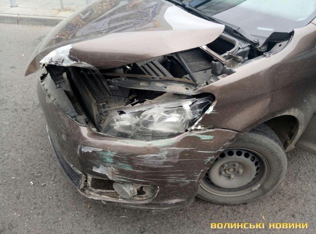 Аварія у Луцьку: Volkswagen зіткнувся з тролейбусом. ФОТО