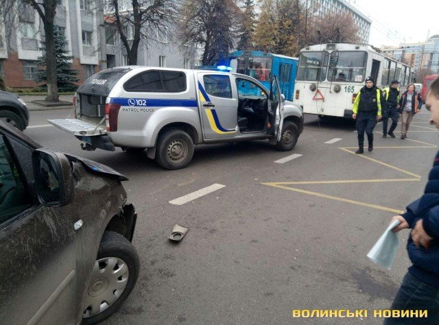 Аварія у Луцьку: Volkswagen зіткнувся з тролейбусом. ФОТО