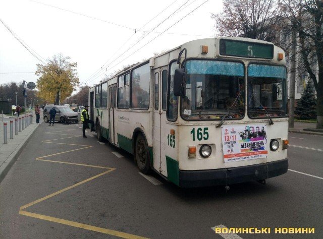 Аварія у Луцьку: Volkswagen зіткнувся з тролейбусом. ФОТО