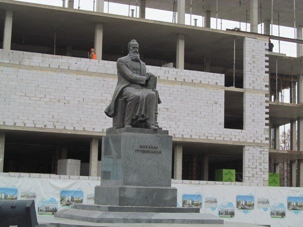 У Луцьку поклали квіти до пам’ятника першому Президенту України. ФОТО