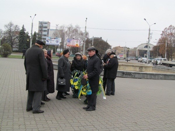 У Луцьку поклали квіти до пам’ятника першому Президенту України. ФОТО