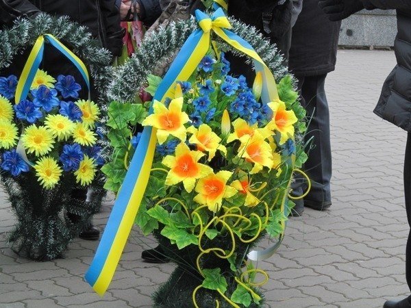 У Луцьку поклали квіти до пам’ятника першому Президенту України. ФОТО