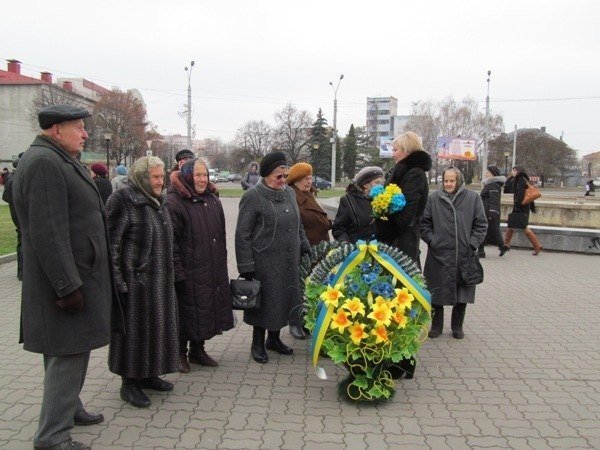 У Луцьку поклали квіти до пам’ятника першому Президенту України. ФОТО