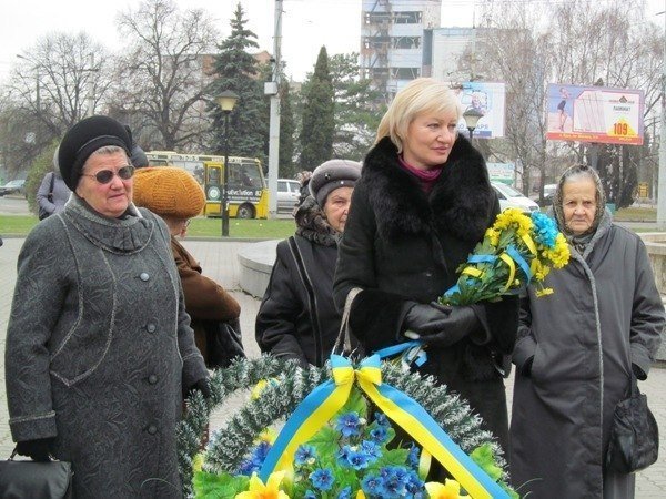 У Луцьку поклали квіти до пам’ятника першому Президенту України. ФОТО