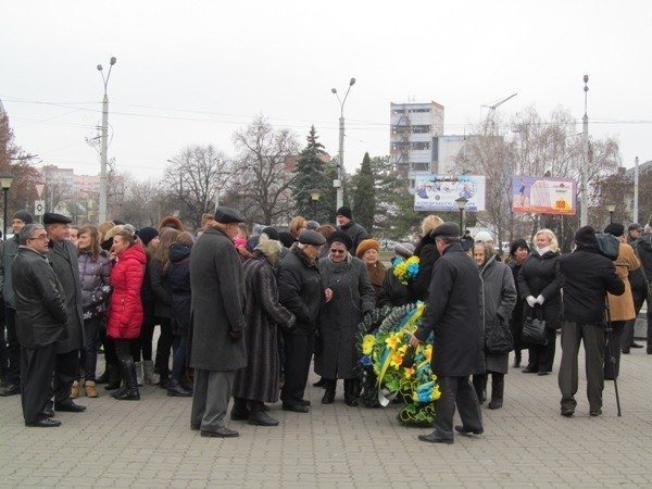 У Луцьку поклали квіти до пам’ятника першому Президенту України. ФОТО
