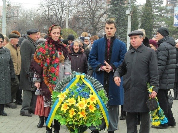 У Луцьку поклали квіти до пам’ятника першому Президенту України. ФОТО