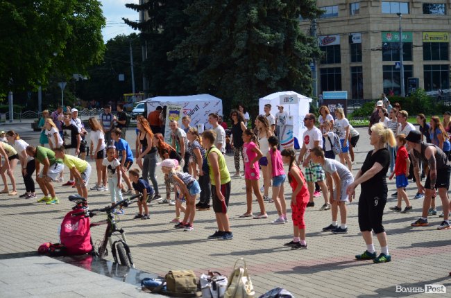 У Луцьку річницю «Ранкової руханки» відзначили тортом