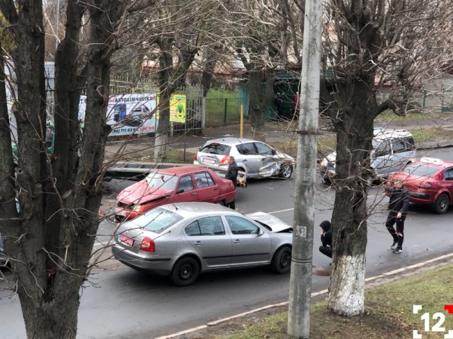 На Дубнівській у Луцьку зіткнулися три автівки. ФОТО