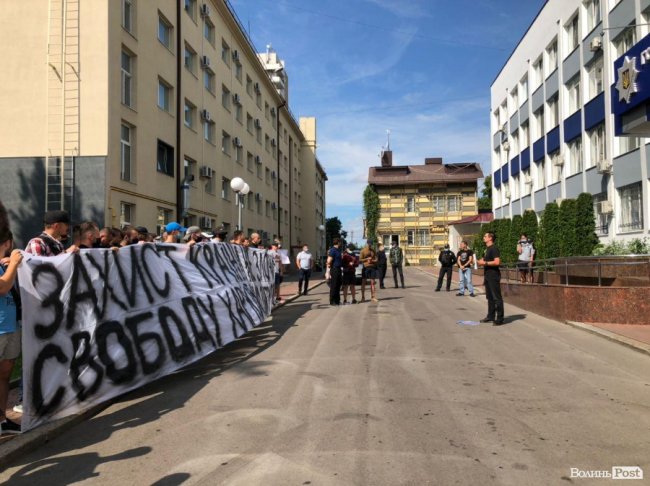 «Ватного реваншу не буде»: біля поліції у Луцьку відбувся мітинг. ФОТО