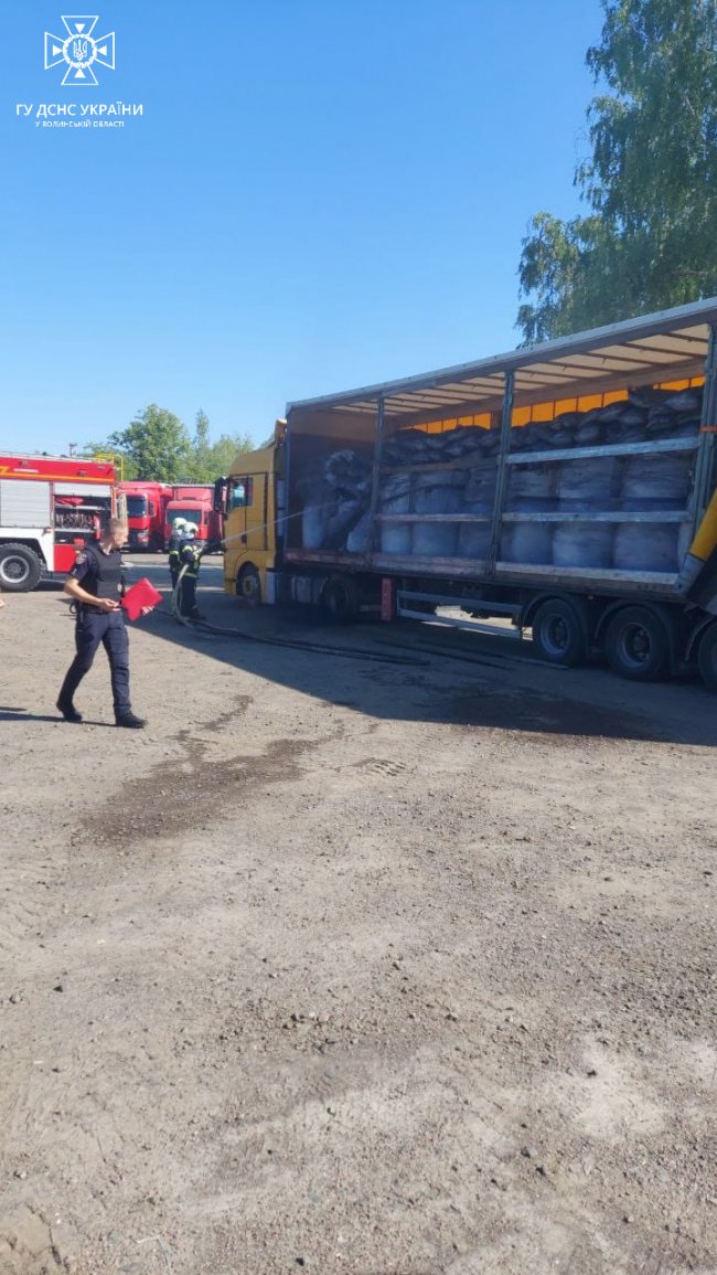 На Волині загорілися мішки у вантажівці. ФОТО