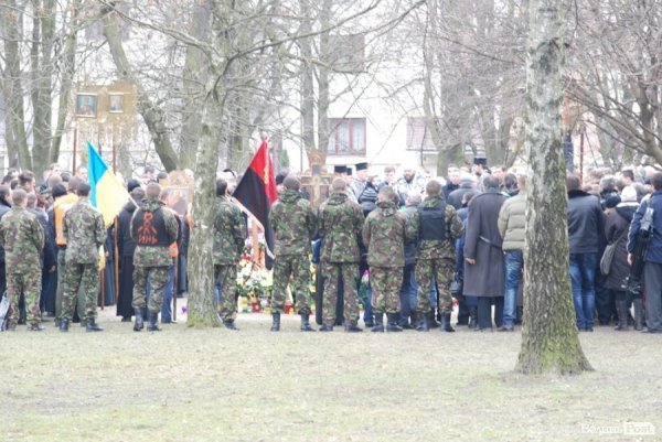 Луцьк сумує: хода до могили Героя Майдану. ФОТО