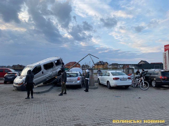 Біля Луцька – масштабна аварія: BMW влетіла у автомийку і протаранила три авто. ОНОВЛЕНО