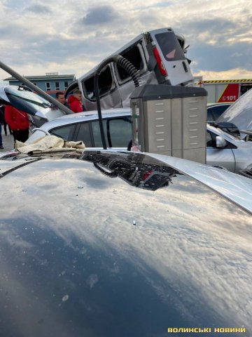 Біля Луцька – масштабна аварія: BMW влетіла у автомийку і протаранила три авто. ОНОВЛЕНО