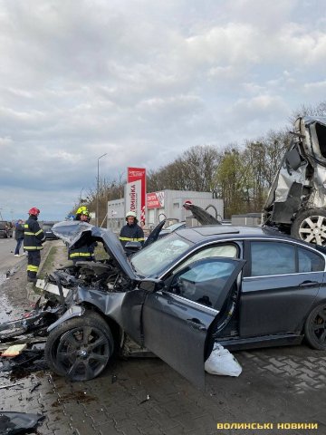 Біля Луцька – масштабна аварія: BMW влетіла у автомийку і протаранила три авто. ОНОВЛЕНО