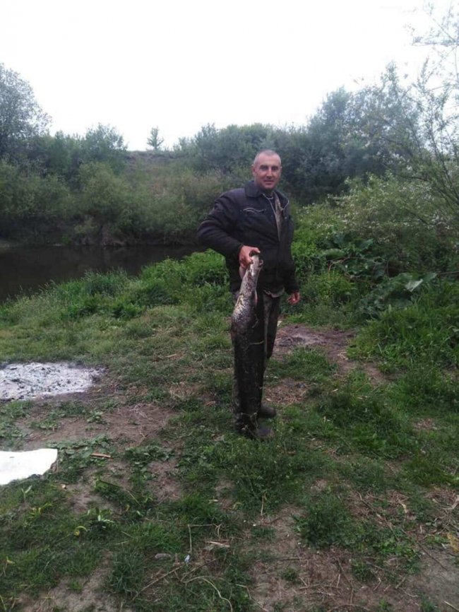 Волинянин на річці спіймав величезного сома. ФОТО