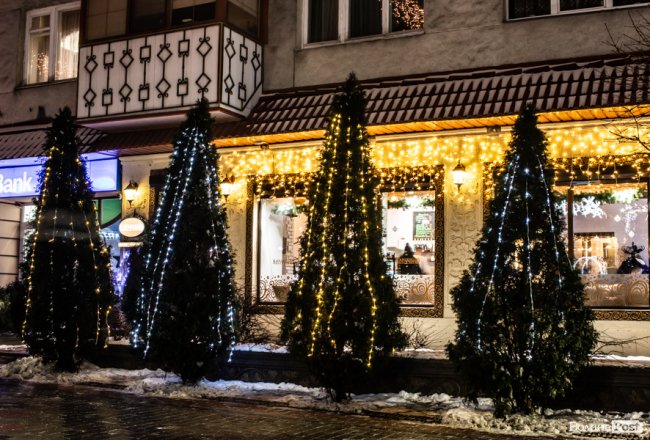 Святкові вогні вечірнього Луцька. ФОТО