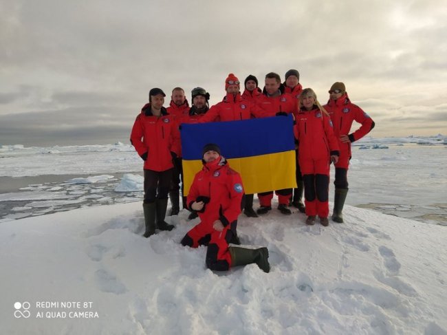 Полярники зворушливо привітали українців з Днем Державного Прапора. ФОТО