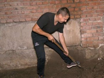 Щоб відновити очне навчання, в громаді на Волині батьки допомагають облаштовувати укриття. ВІДЕО