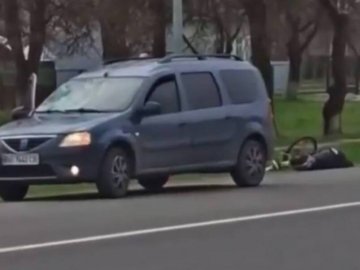 У Володимирі-Волинському легковик збив велосипедиста.ВІДЕО