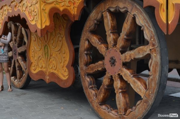 У центрі Луцька займалися йогою. ФОТО 